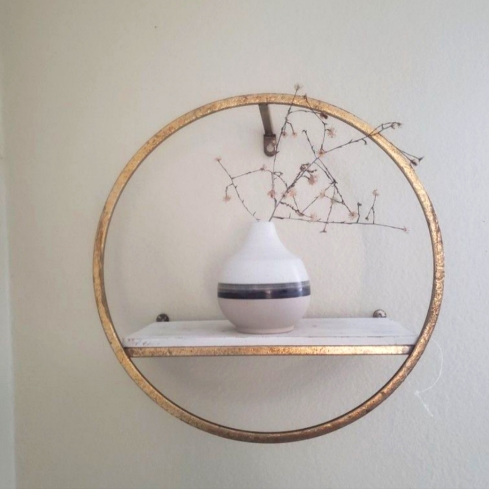 2 hanging shelves